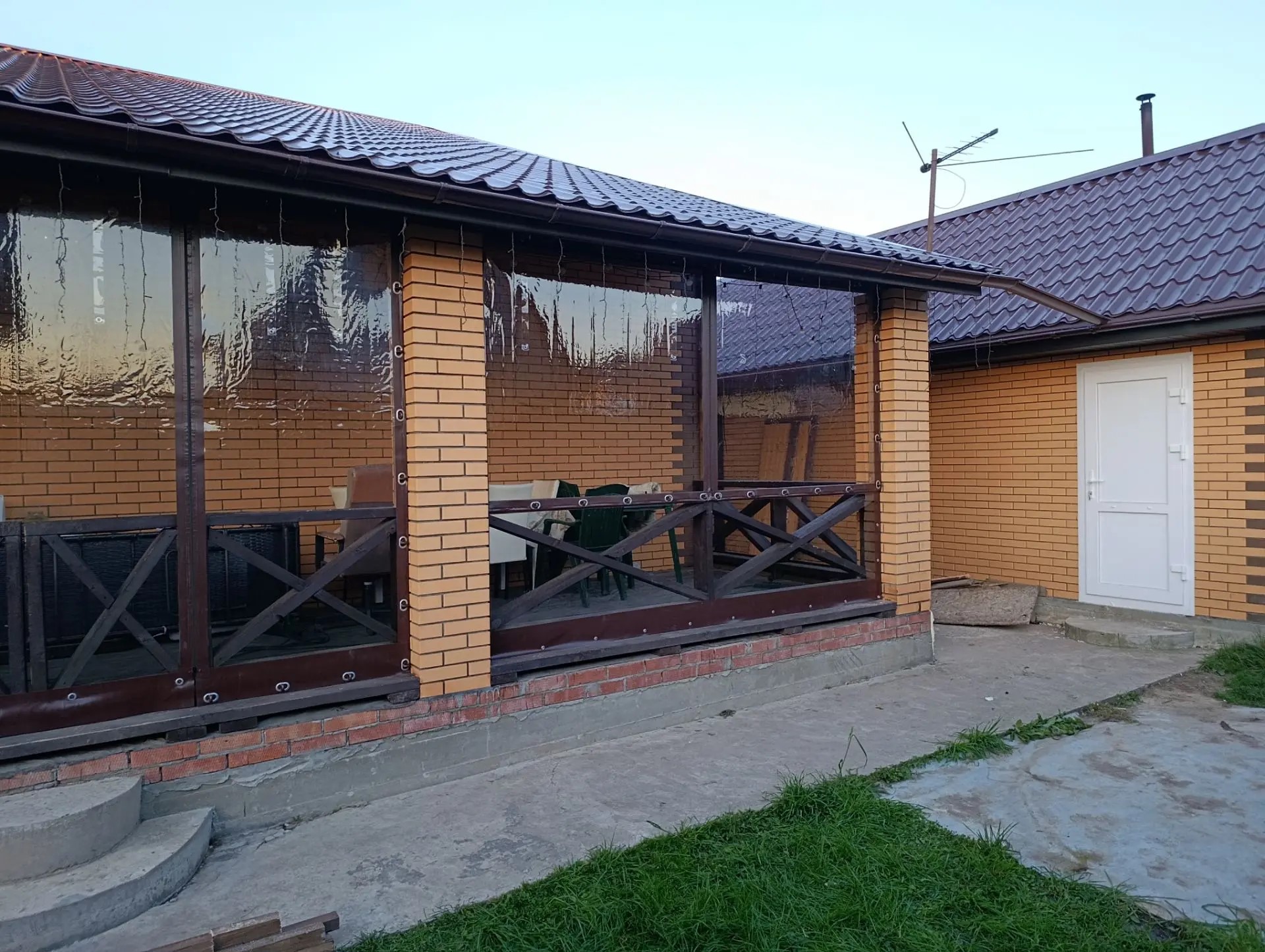 Мягкие окна на правой стороне кирпичной террасы